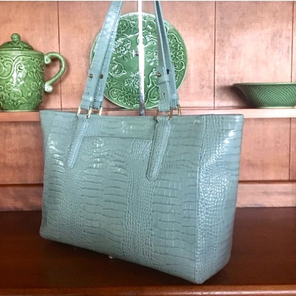 🦋💛EUC Brahmin Med. Arno Tote in Cascade Majestic💛🦋 - Picture 2 of 12